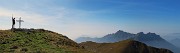 41 Alla croce di vetta di Cima Foppazzi (2093 m) con vista in Grem e Alben